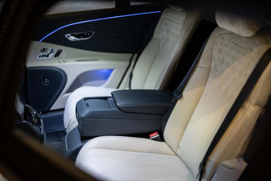 Интерьер Bentley Flying Spur 2020 года  (JP) (фото 15 из 25)